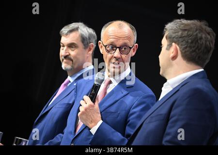 Berlin, Deutschland. Mai 2025. CDU-Vorsitzender und Kandidat für Kanzler Friedrich Merz (M), CSU-Vorsitzender Markus Söder (l) und SPD-Vorsitzender Lars Klingbeil, designierter Bundesfinanzminister und Vizekanzler, stehen auf der Bühne bei der Unterzeichnung des Koalitionsabkommens zwischen CDU, CSU und SPD auf dem EUREF-Campus. Quelle: Bernd von Jutrczenka/dpa/Alamy Live News Stockfoto