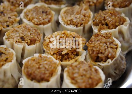 Nahaufnahme von gedämpften Siu Mai-Teigtaschen mit herzhafter Füllung Stockfoto