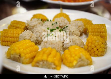 Gedämpfte Reisbällchen mit Mais - traditionelle chinesische Beilage Stockfoto