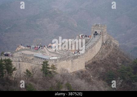 Die majestätische Chinesische Mauer schlängelt sich durch Bergketten Stockfoto
