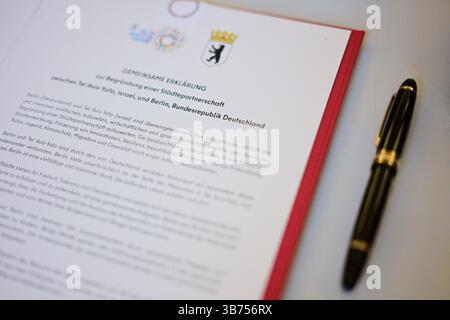 Berlin, Deutschland. Mai 2025. Die gemeinsame Erklärung zur Städtepartnerschaft liegt vor der Unterzeichnung eines Städtepartnerschaftsabkommens zwischen Berlin und Tel Aviv im Roten Rathaus. Quelle: Sebastian Christoph Gollnow/dpa/Alamy Live News Stockfoto