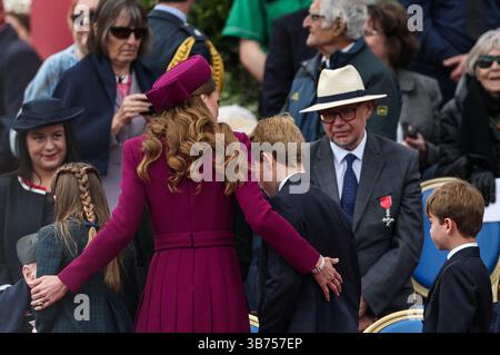 Die Prinzessin von Wales, Prinzessin Charlotte, Prinz George und Prinz Louis verlassen sich, nachdem sie an der Parade der Streitkräfte und Veteranen zum 80. Jahrestag des Sieges in Europa (VE) in London teilgenommen haben. Bilddatum: Montag, 5. Mai 2025. Stockfoto