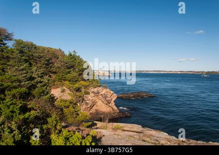 Die felsige Landschaft im Fort Wetherill State Park in Jamestown Rhode Island an sonnigen Tagen. Stockfoto
