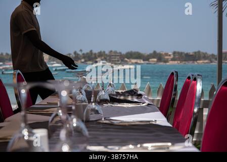 Dakar, Senegal. April 2025. Terrasse eines Restaurants am Strand von Ngor in Dakar, 17. April 2025, mit Blick auf Ngor Island direkt gegenüber, - 17/04/2025 - Senegal/Dakar District/Dakar - Nicolas Remene/Le Pictorium Credit: LE PICTORIUM/Alamy Live News Stockfoto