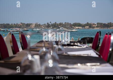 Dakar, Senegal. April 2025. Terrasse eines Restaurants am Strand von Ngor in Dakar, 17. April 2025, mit Blick auf Ngor Island direkt gegenüber, - 17/04/2025 - Senegal/Dakar District/Dakar - Nicolas Remene/Le Pictorium Credit: LE PICTORIUM/Alamy Live News Stockfoto