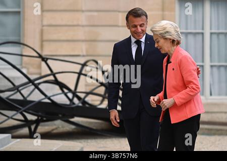 Paris, Frankreich. Mai 2025. Der Präsident der Republik, Emmanuel Macron, empfing am 5. Mai 2025 die Präsidentin der Europäischen Kommission, Ursula von der Leyen, im Schloss Elysee. - 05/05/2025 - France/Ile-de-France (Region)/Paris - Julien Mattia/Le Pictorium Credit: LE PICTORIUM/Alamy Live News Stockfoto