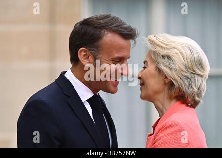 Paris, Frankreich. Mai 2025. Der Präsident der Republik, Emmanuel Macron, empfing am 5. Mai 2025 die Präsidentin der Europäischen Kommission, Ursula von der Leyen, im Schloss Elysee. - 05/05/2025 - France/Ile-de-France (Region)/Paris - Julien Mattia/Le Pictorium Credit: LE PICTORIUM/Alamy Live News Stockfoto