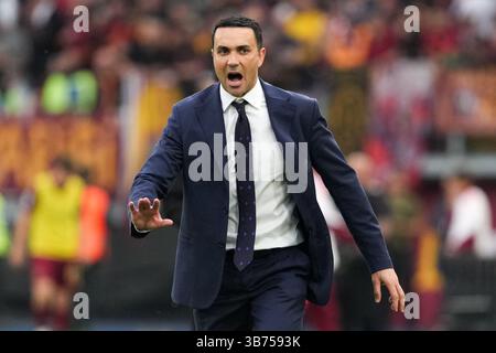 Raffaele Palladino, Cheftrainer von ACF Fiorentina, reagiert während des Fußballspiels der Serie A zwischen AS Roma und ACF Fiorentina im Olimpico-Stadion in Rom (Italien) am 4. Mai 2025. Stockfoto