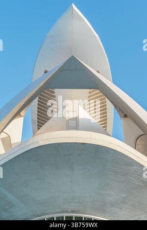 Perspektive des Palau de les Arts Reina Sofia vor einem klaren blauen Himmel. Futuristische Weiße Struktur Von Unten Gesehen. Einzigartige Perspektive auf City of Stockfoto