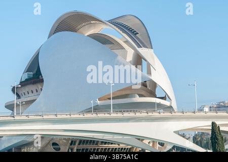 Architektonische Details Stadt der Künste und Wissenschaften, Opernhaus. Vor dem Gebäude Ciutat de les Arts i les ciences mit dem modernen Arch Palace of the Arts Stockfoto