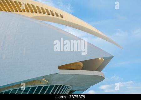 Architektonische Details Stadt der Künste und Wissenschaften, Opernhaus. Vor dem Gebäude Ciutat de les Arts i les ciences mit dem modernen Arch Palace of the Arts Stockfoto