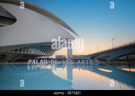 Vor dem Gebäude Ciutat de les Arts i les ciences mit der modernen Architektur des Palastes der Künste von Santiago Calatrava in Valencia, Spanien. Architektur Stockfoto