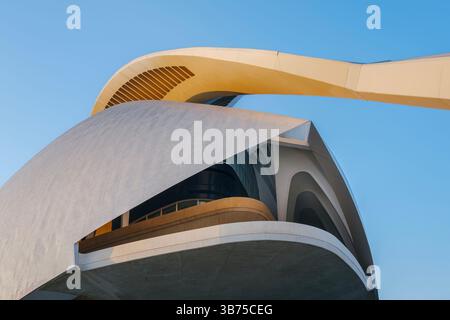 Perspektive des Palau de les Arts Reina Sofia vor einem klaren blauen Himmel. Schwungvolle Weiße Architekturformen, Die Nach Oben Reichen. Einzigartige Perspektive von C Stockfoto