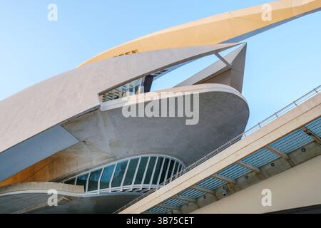 Perspektive des Palau de les Arts Reina Sofia vor einem klaren blauen Himmel. Dynamische Aufwärtsperspektive des Palastes der Künste. Einzigartige Perspektive von CIT Stockfoto