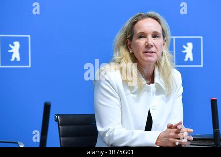 Berlin, Deutschland. Mai 2025. Berlins neue Kultursenatorin Sarah Wedl-Wilson wird vom Regierenden Bürgermeister Wegner im Roten Rathaus vorgestellt. Quelle: Paul Zinken/dpa/Alamy Live News Stockfoto