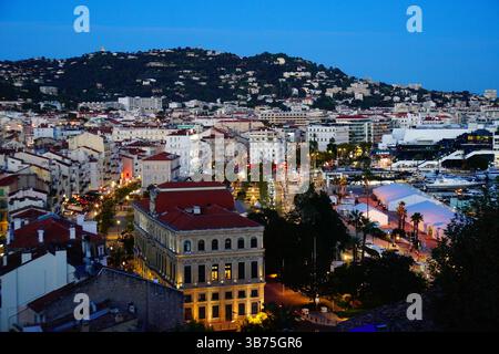 Skyline von Cannes am Abend, Rathaus, Palais und Vieux Port, Frankreich Stockfoto