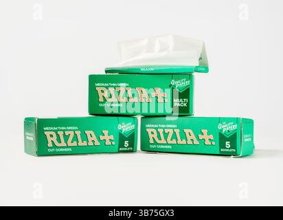 Cardiff Mid Glamorgan Wales UK Mai 01 2025 Green Rizla Multi Pack Boxen mit gummiertem Reispapier Zigarettenpapier Stockfoto