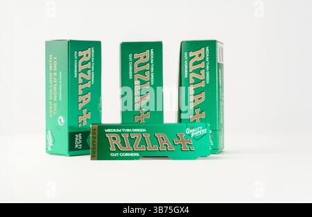 Cardiff Mid Glamorgan Wales UK Mai 01 2025 gestapelte Green Rizla-Mehrpackungen mit gummierten Reispapier-Zigarettenpapieren Stockfoto