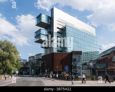 Manchester Civil Justice Centre, entworfen von Denton Corker Marshall, 1 Bridge Street West. Moderne Architektur Europas größte hängende Glaswand. Stockfoto