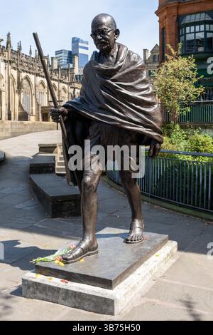 Nahaufnahme der Mahatma Gandhi Bronzestatue, Stadtzentrum von Manchester, England, Großbritannien. Öffentliches Denkmal und Gedenkskulptur. Stockfoto