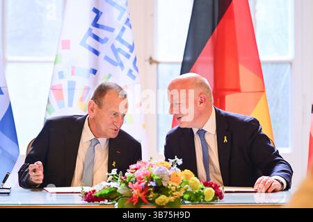 Berlin, Deutschland. Mai 2025. Ron Huldai (l), Bürgermeister von Tel Aviv, und Kai Wegner (CDU), Regierender Bürgermeister von Berlin, unterzeichnen eine Städtepartnerschaft zwischen Berlin und Tel Aviv. Quelle: Sebastian Christoph Gollnow/dpa/Alamy Live News Stockfoto