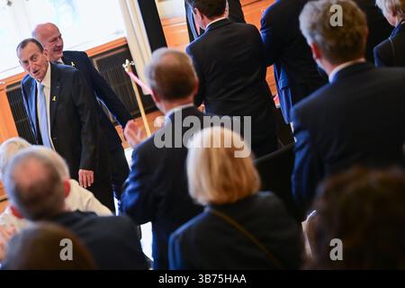 Berlin, Deutschland. Mai 2025. Ron Huldai (l), Bürgermeister von Tel Aviv, und Kai Wegner (CDU), Regierender Bürgermeister von Berlin, nehmen an der Unterzeichnung einer Städtepartnerschaft zwischen Berlin und Tel Aviv Teil. Quelle: Sebastian Christoph Gollnow/dpa/Alamy Live News Stockfoto