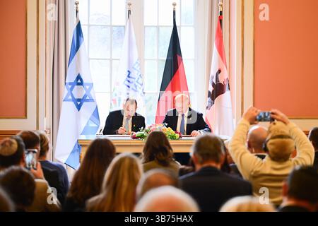 Berlin, Deutschland. Mai 2025. Ron Huldai (l), Bürgermeister von Tel Aviv, und Kai Wegner (CDU), Regierender Bürgermeister von Berlin, unterzeichnen eine Städtepartnerschaft zwischen Berlin und Tel Aviv. Quelle: Sebastian Christoph Gollnow/dpa/Alamy Live News Stockfoto