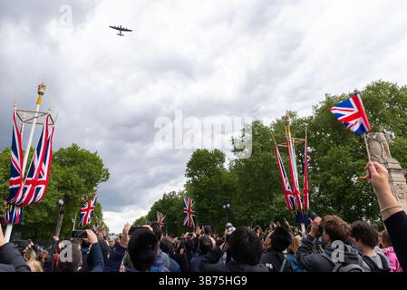 The Mall, Westminster, London, Großbritannien. Mai 2025. In London finden Veranstaltungen statt, um das Ende des Krieges in Europa zu markieren. Militärangehörige und andere Teilnehmer versammelten sich auf dem Parliament Square, bevor sie am Cenotaph in Whitehall vorbeizogen und die Mall hinunter fuhren. Ein RAF-Flieger, gefolgt von einem Avro Lancaster aus dem Zweiten Weltkrieg Stockfoto