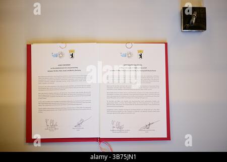 Berlin, Deutschland. Mai 2025. Die Erklärung der Städtepartnerschaft liegt auf einem Tisch, nachdem sie zwischen Berlin und Tel Aviv unterzeichnet wurde. Quelle: Sebastian Christoph Gollnow/dpa/Alamy Live News Stockfoto