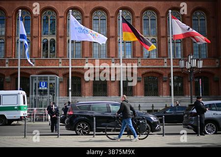 Berlin, Deutschland. Mai 2025. Vor dem Roten Rathaus fliegen die Flaggen von Israel (l-r), Tel Aviv, der Bundesrepublik Deutschland und Berlin zur Unterzeichnung einer Städtepartnerschaft zwischen Berlin und Tel Aviv. Quelle: Sebastian Christoph Gollnow/dpa/Alamy Live News Stockfoto