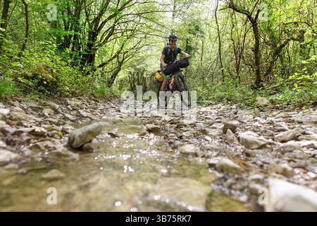 Touristen auf einer Radtour, Radtour von Ljubljana nach Piran in Slowenien, Radfahren bergauf auf auf einem Feldweg in der Nähe von hrastovlje auf der Halbinsel istrien Stockfoto