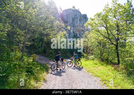 Radfahrer auf einem Mountainbike machen Halt an wunderschönen Klippen in der Nähe von Podpec Dorf an der slowenischen Küste, Slowenien, touristische Radtouren in Slowenien Stockfoto