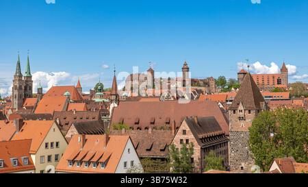 Nürnberg Nürnberger Stadtblick, 21.04.2025 Panoramablick ueber die Daecher der Nürnberger Altstadt mit der Kaiserburg im Zentrum. Die Aufnahme zeigt zahlreiche historische Bauwerke und Kirchtuerme bei klarem Fruehlingswetter. Nürnberger Stadtblick, 21.04.2025 *** Nürnberg Nürnberg Stadtansicht, 21 04 2025 Panoramablick über die Dächer der Nürnberger Altstadt mit dem Kaiserschloss in der Mitte das Foto zeigt zahlreiche historische Gebäude und Kirchtürme bei klarem Frühjahrswetter Nürnberger Stadtansicht, 21 04 2025 Copyright: XEibner-Pressefoto/ArdanxFuessmanx EP AFN Stockfoto