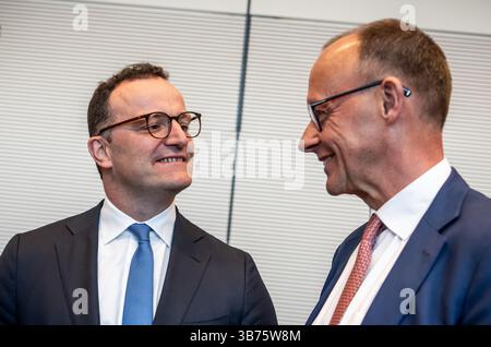 Berlin, Deutschland. Mai 2025. Jens Spahn (l, CDU)=, designierter Fraktionsvorsitzender der CDU/CSU, steht neben Friedrich Merz, Fraktionsvorsitzender der CDU/CSU und Bundesvorsitzender der CDU/CSU, vor Beginn der Sitzung der CDU/CSU-Fraktion. Quelle: Michael Kappeler/dpa/Alamy Live News Stockfoto