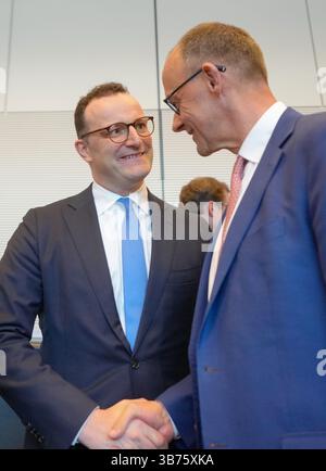 Berlin, Deutschland. Mai 2025. Jens Spahn (, CDU), designierter Fraktionsvorsitzender der CDU/CSU, steht neben Friedrich Merz (CDU), CDU/CSU-Fraktionsvorsitzender und CDU-Bundesvorsitzender, vor Beginn des Treffens der CDU/CSU-Fraktion. Quelle: Michael Kappeler/dpa/Alamy Live News Stockfoto
