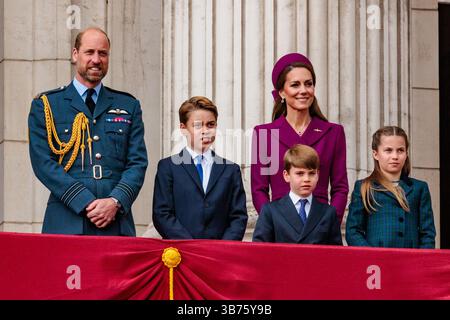 VE Day 80. Jahrestag, London, Großbritannien. Mai 2025. Ihre Königlichen Hoheiten, der Prinz und die Prinzessin von Wales, sahen zusammen mit ihren drei Kindern eine Militärfliege vom Buckingham Palace Balcony aus, die an den 80. Jahrestag des VE Day erinnert, der das Ende des Zweiten Weltkriegs in Europa markiert. Quelle: Amanda Rose/Alamy Live News Stockfoto