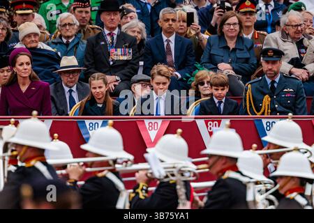 VE Day 80. Jahrestag, London, Großbritannien. Mai 2025. Ihre Königlichen Hoheiten, der Prinz und die Prinzessin von Wales, schlossen sich zusammen mit ihren drei Kindern den Veteranen des Zweiten Weltkriegs an, um eine Militärprozession und einen Fliegenzug zum 80. Jahrestag des VE Day zu beobachten, der das Ende des Zweiten Weltkriegs in Europa markiert. Quelle: Amanda Rose/Alamy Live News Stockfoto