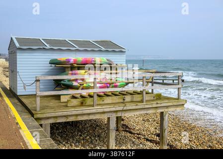 Hütte am Strand für Wassersportverleih, Shanklin, Isle of Wight, Großbritannien, April, Feder Stockfoto