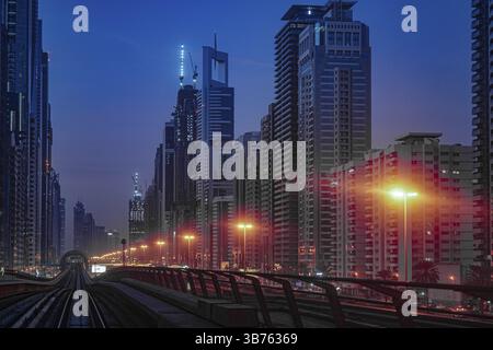 Stadtbild von Dubai und Morgenstrahl. Aufnahmeort: Dubai Stockfoto