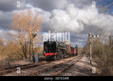 Britannia Class Dampflokomotive 70000 Britannia passiert Longueville Junction (Nene Valley Railway) mit einem Güterzug Stockfoto