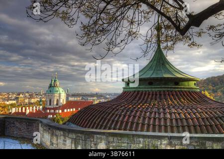 Blick vom Garten des Paradieses in der Nähe von Prager Burg in Tschechien Stockfoto