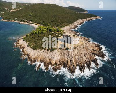 Fort Arza in der Bucht von Kotor in Montenegro, in der Adria, auf der Halbinsel Lustica. Festung zur militärischen Verteidigung. Luftbild vom dr. Stockfoto