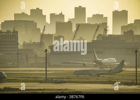 Flugzeug- und Stadtsilhouette (Flughafen Haneda). Drehort: Metropolregion Tokio Stockfoto