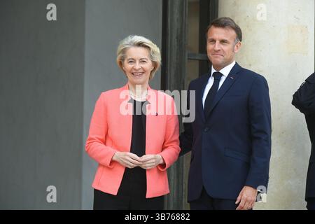 Paris, Frankreich. Mai 2025. Präsident Emmanuel Macron, Arbeitsessen mit Frau Ursula von der Leyen, Präsidentin der Europäischen Kommission, am 5. Mai 2025 im Elysee-Palast in Paris, Frankreich. (Foto: Lionel Urman/SIPA USA) Credit: SIPA USA/Alamy Live News Stockfoto
