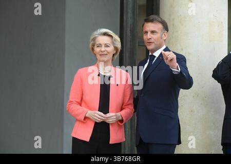 Paris, Frankreich. Mai 2025. Präsident Emmanuel Macron, Arbeitsessen mit Frau Ursula von der Leyen, Präsidentin der Europäischen Kommission, am 5. Mai 2025 im Elysee-Palast in Paris, Frankreich. (Foto: Lionel Urman/SIPA USA) Credit: SIPA USA/Alamy Live News Stockfoto