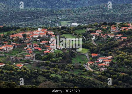 Wunderschöne traditionelle Sehenswürdigkeiten auf dem Berg Mainalo. Stemnitsa Dorf in Griechenland. Stemnitsa Dorf, Peloponnes. Griechenland Stockfoto