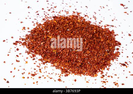Heiße Chili-Paprika zerstoßen und getrocknet, natürliche Würze auf weißem Hintergrund. Stockfoto