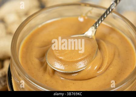 Ein kurzer Schuss von einem Löffel Erdnussbutter. Stockfoto