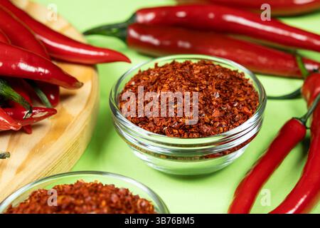 Getrocknete Chili-Gewürze mit frischer Chili-Paprika. Stockfoto