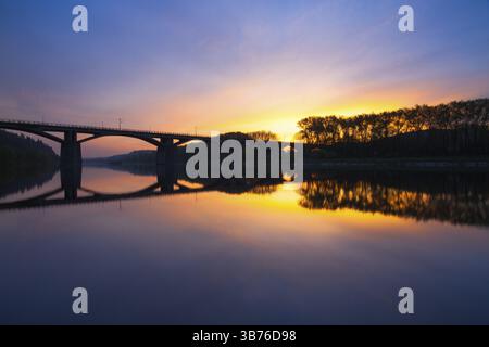 Branik Bridge bei Sonnenaufgang. Diese Brücke, die weithin als Brücke des Geheimdienstes bekannt ist, ist eine Eisenbahn- und Fußgängerbrücke, die die Moldau in Prag überspannt Stockfoto